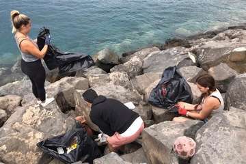 Limpieza de la escollera sur del muelle de Taliarte (Foto Pedro Martel/Wendy Cruz)